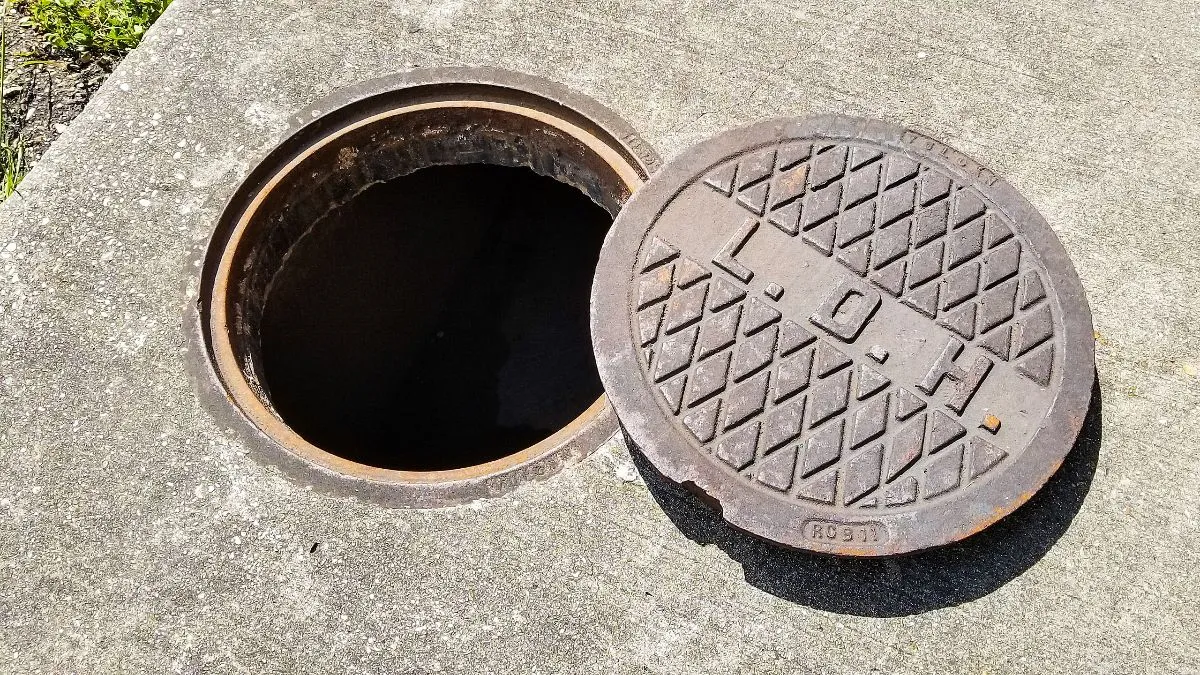 Cracked or Collapsed Manhole Covers: Diagnosis, Dangers & Documentation